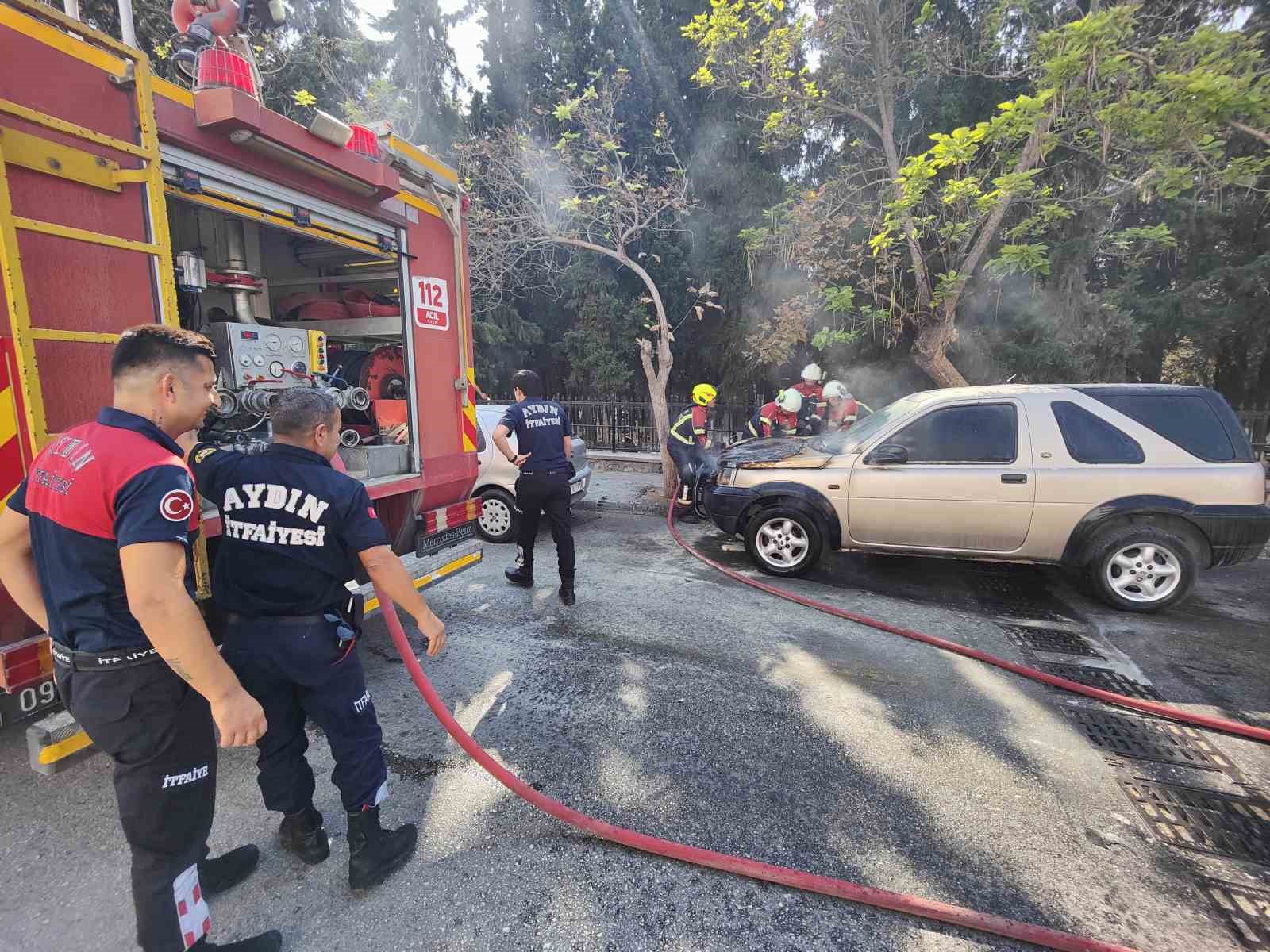 Kuşadası’nda park halindeki cip alev aldı
