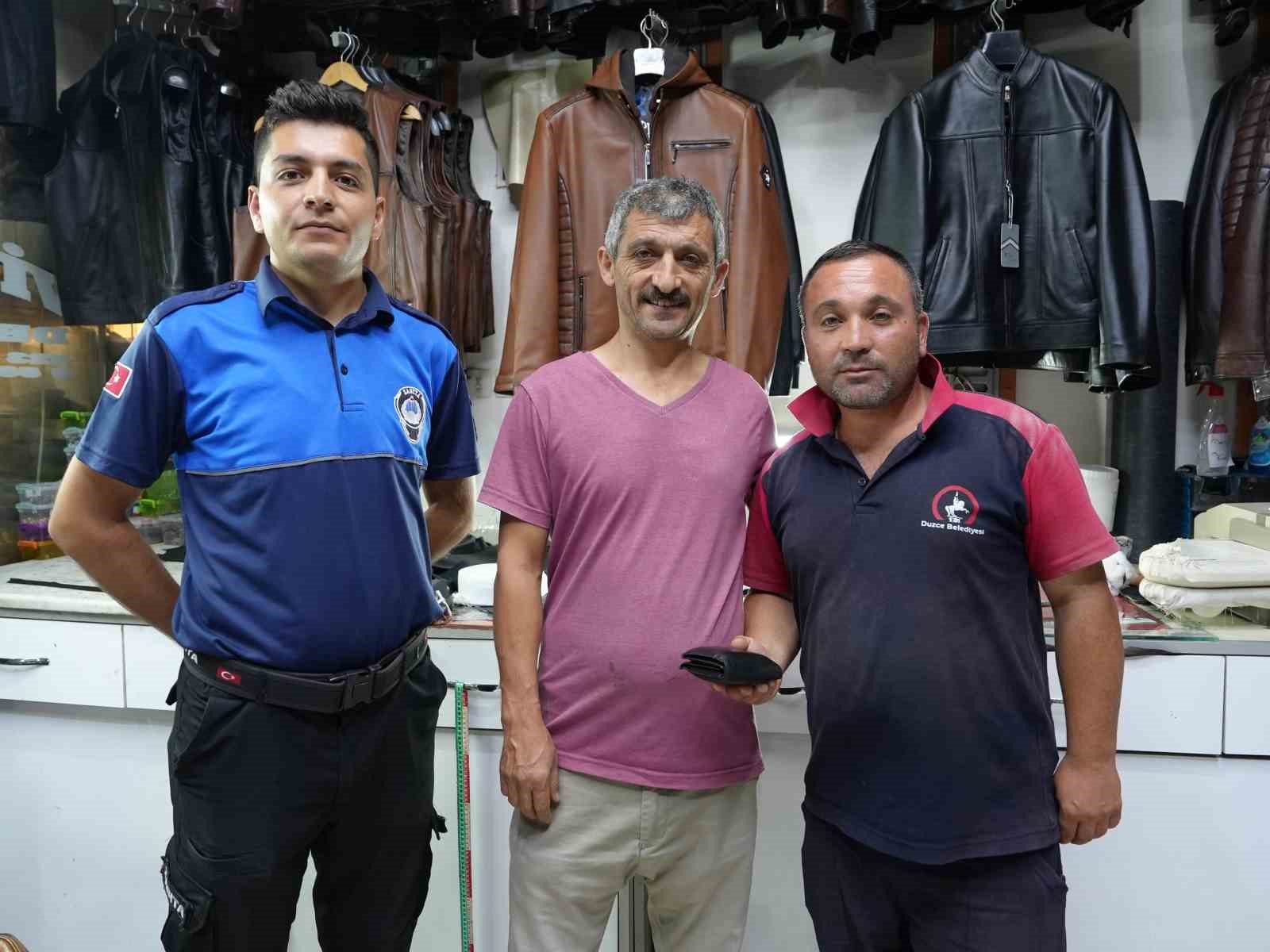 Belediye temizlik görevlisinden örnek davranış
