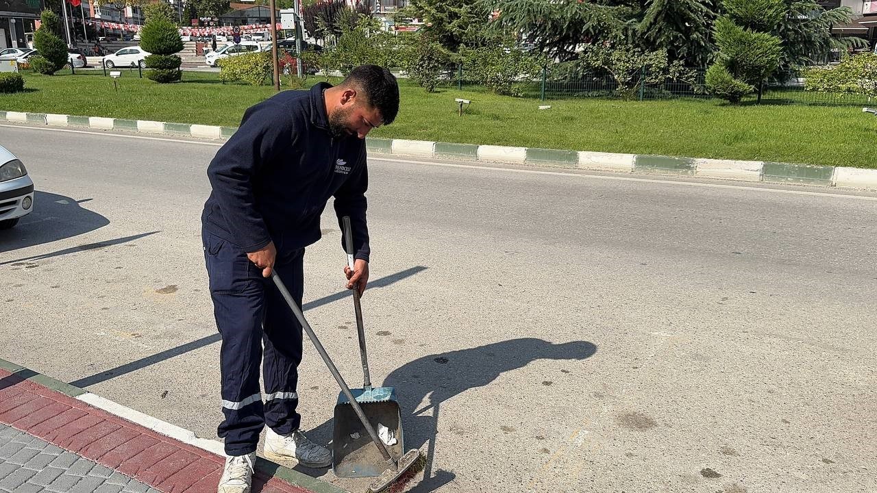 Temizlik işçisi bulduğu cüzdanı sahibine teslim etti
