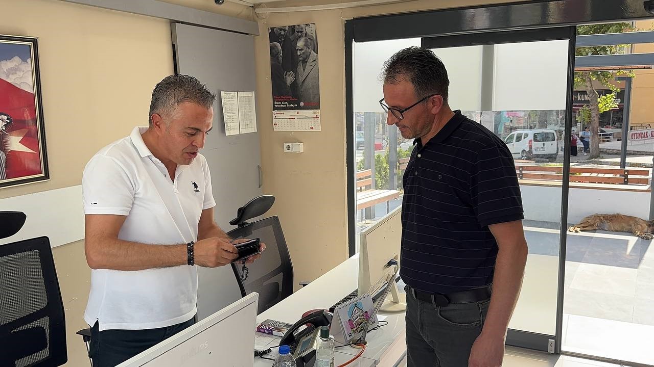 Temizlik işçisi bulduğu cüzdanı sahibine teslim etti
