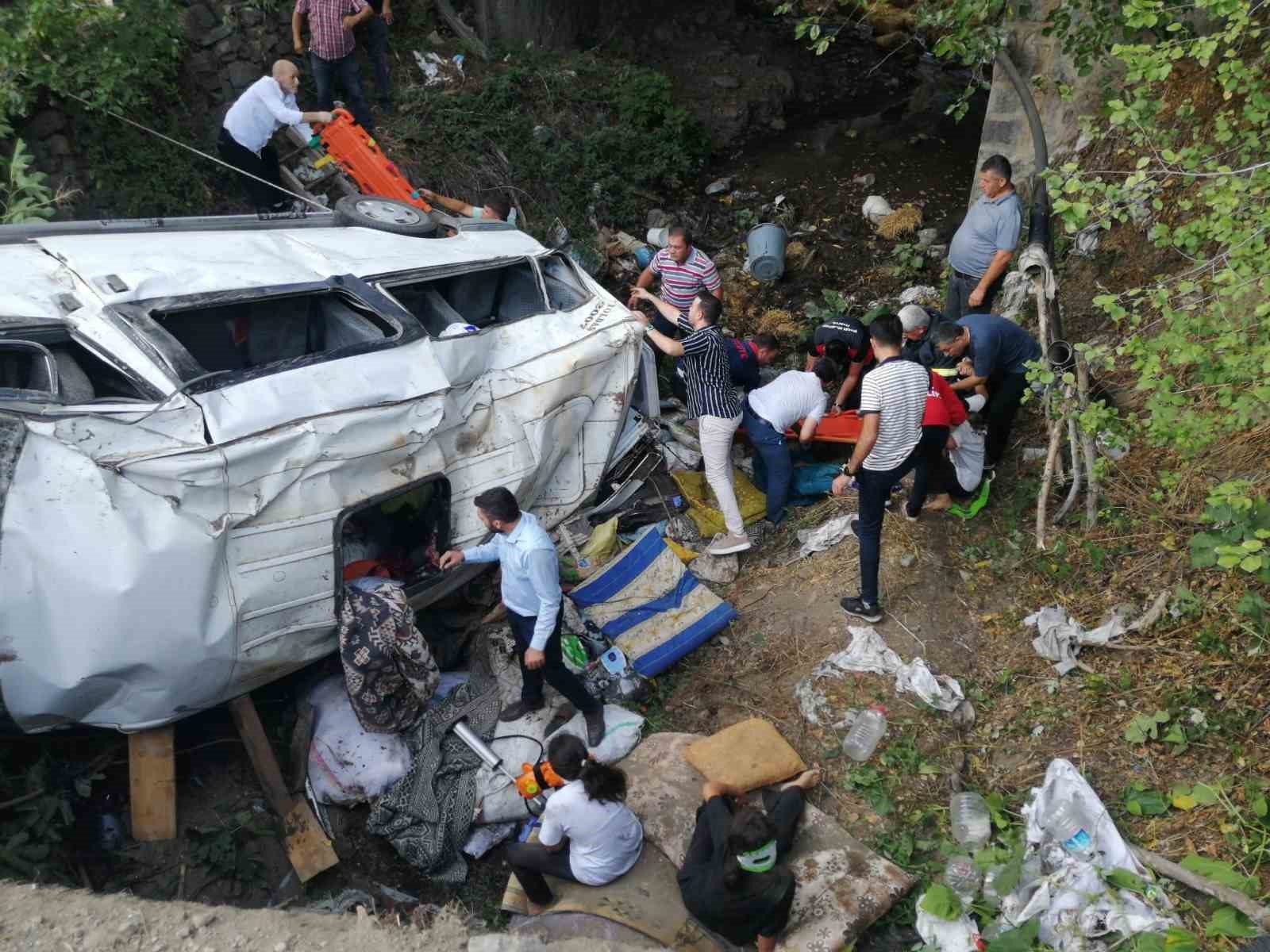 Fındık hasadı dönüşü facia: Minibüs devrildi, 26 kişi yaralandı
