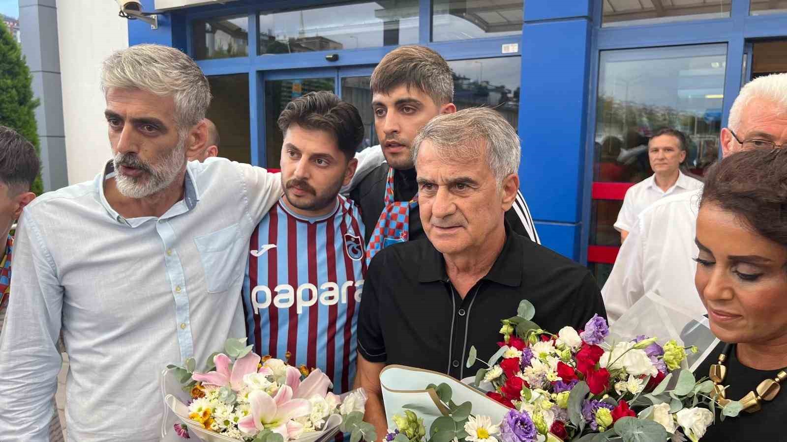 Şenol Güneş, Trabzon’da çiçeklerle karşılandı
