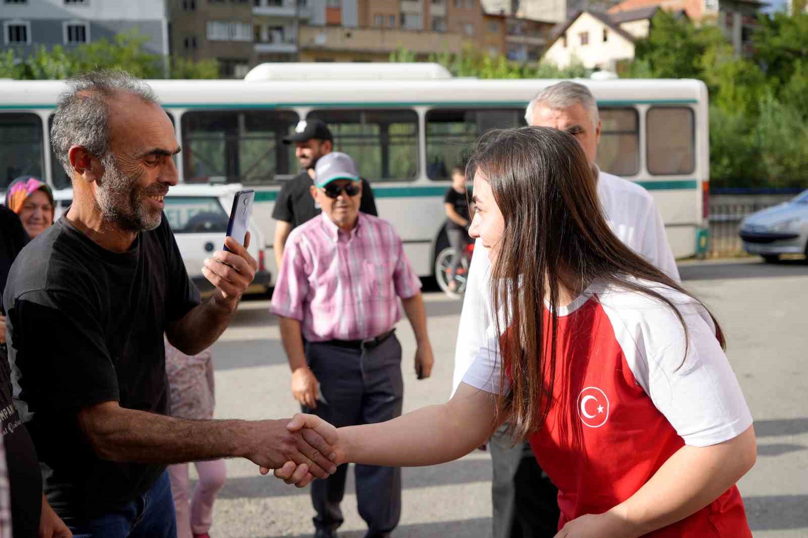 Annesine verdiği sözü tuttu, bilek güreşinde dünya şampiyonu oldu
