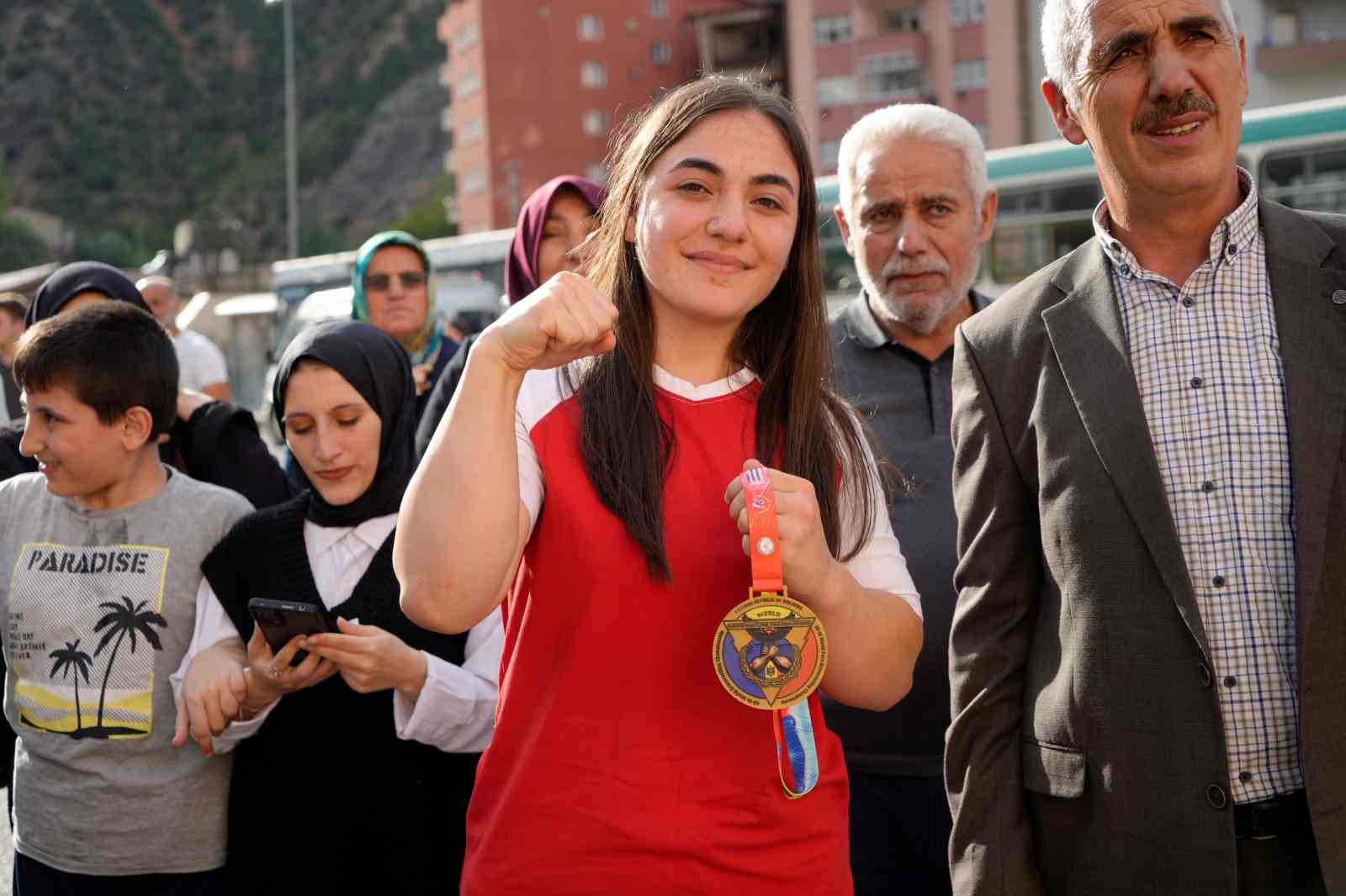 Annesine verdiği sözü tuttu, bilek güreşinde dünya şampiyonu oldu
