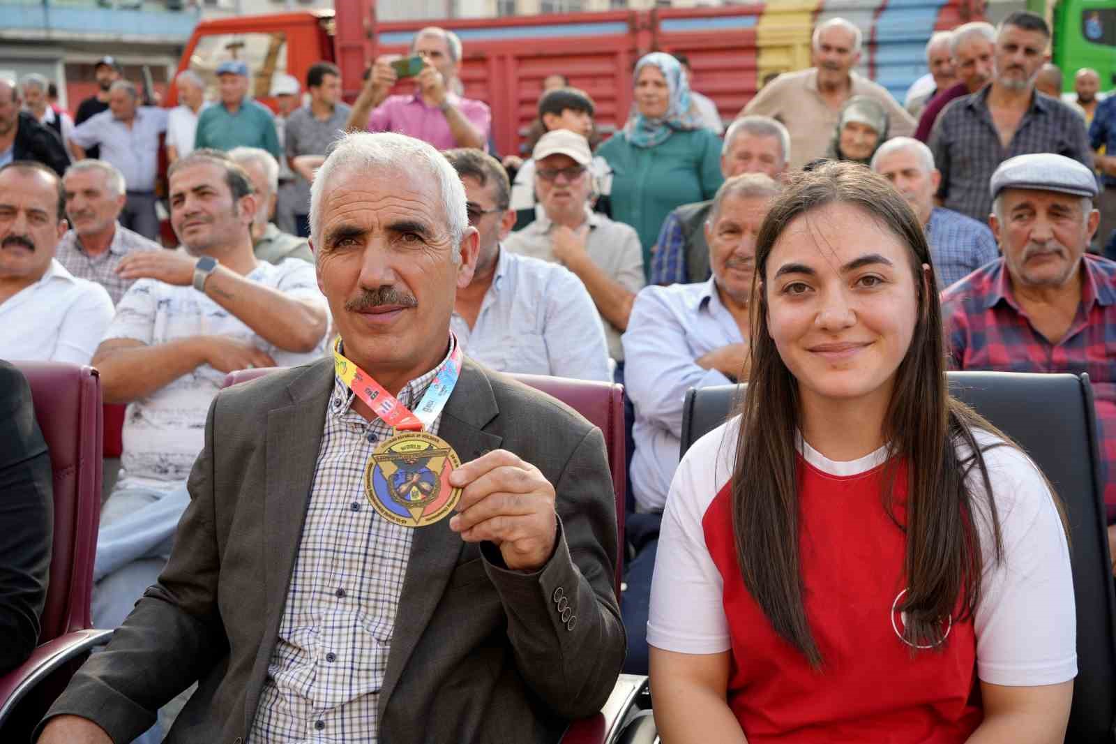 Annesine verdiği sözü tuttu, bilek güreşinde dünya şampiyonu oldu
