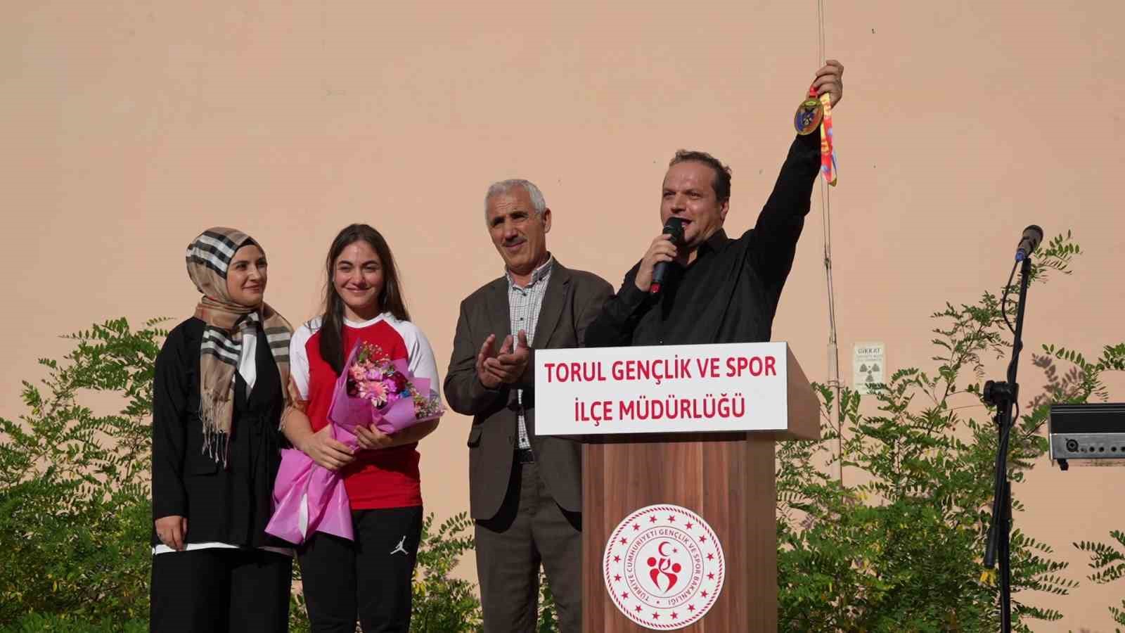 Annesine verdiği sözü tuttu, bilek güreşinde dünya şampiyonu oldu
