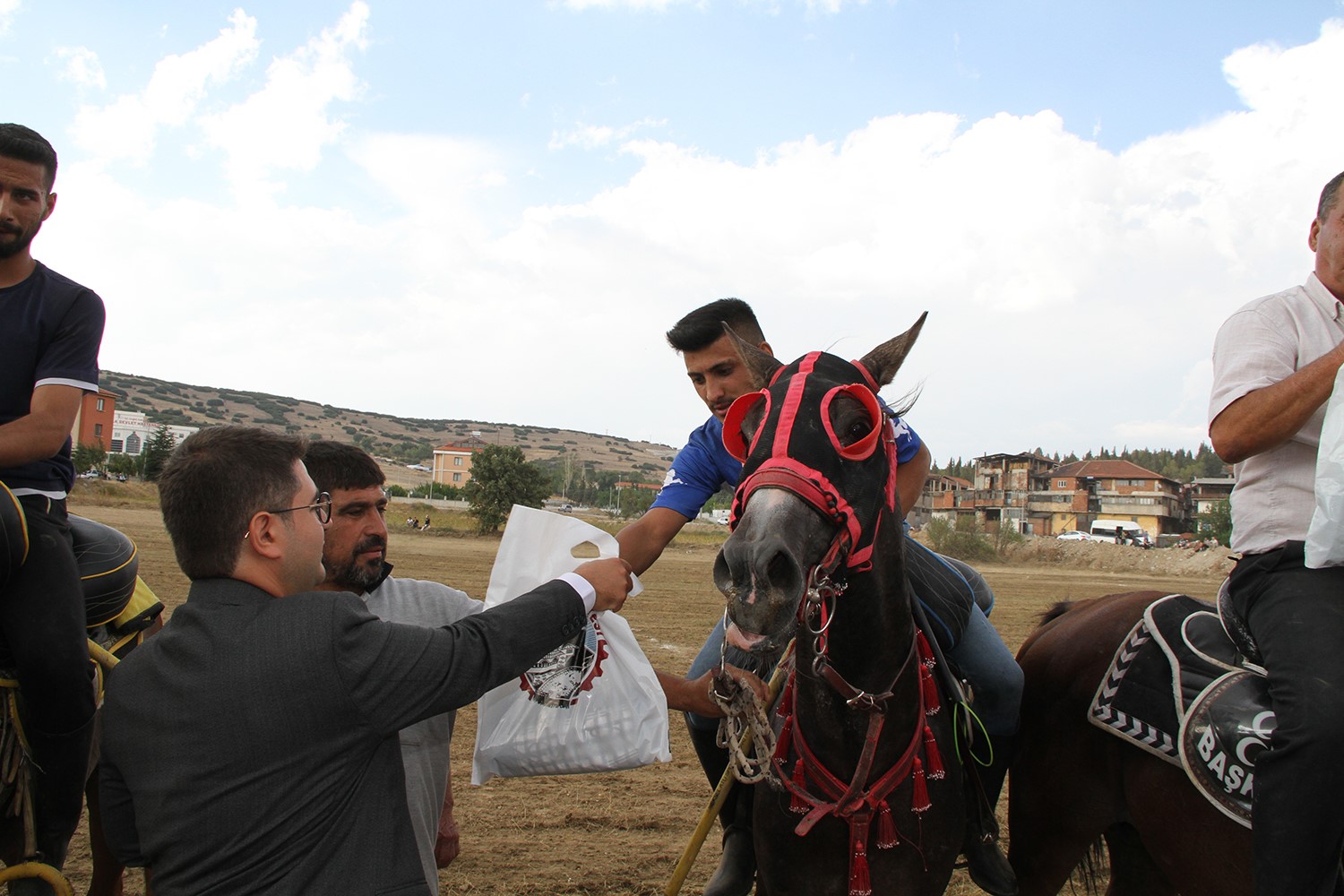 Kula’da atlı cirit müsabakaları nefes kesti
