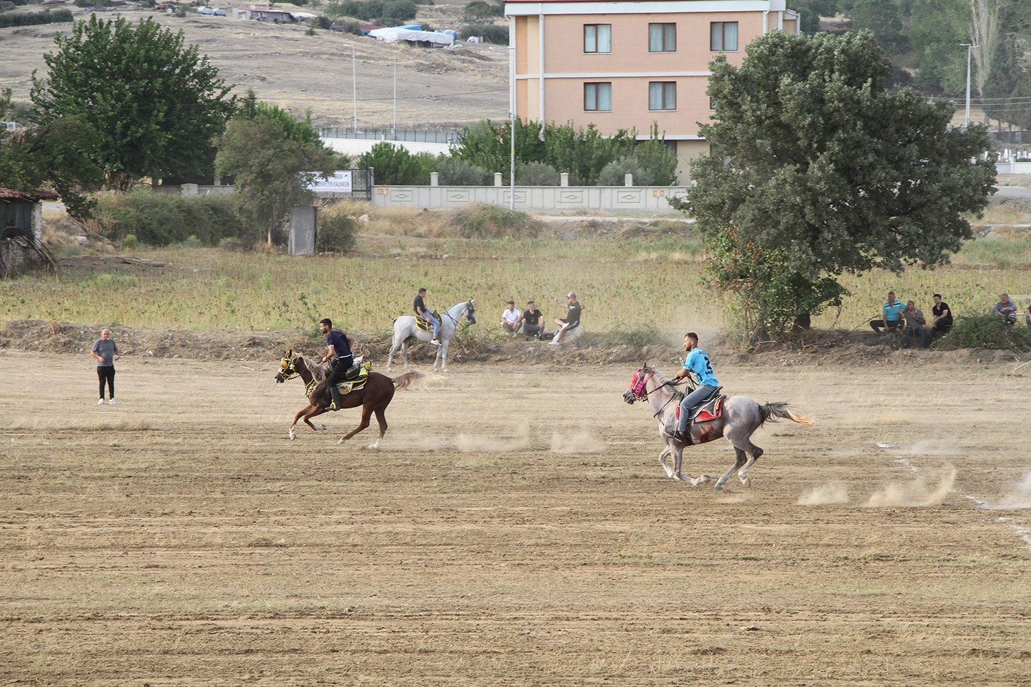 Kula’da atlı cirit müsabakaları nefes kesti
