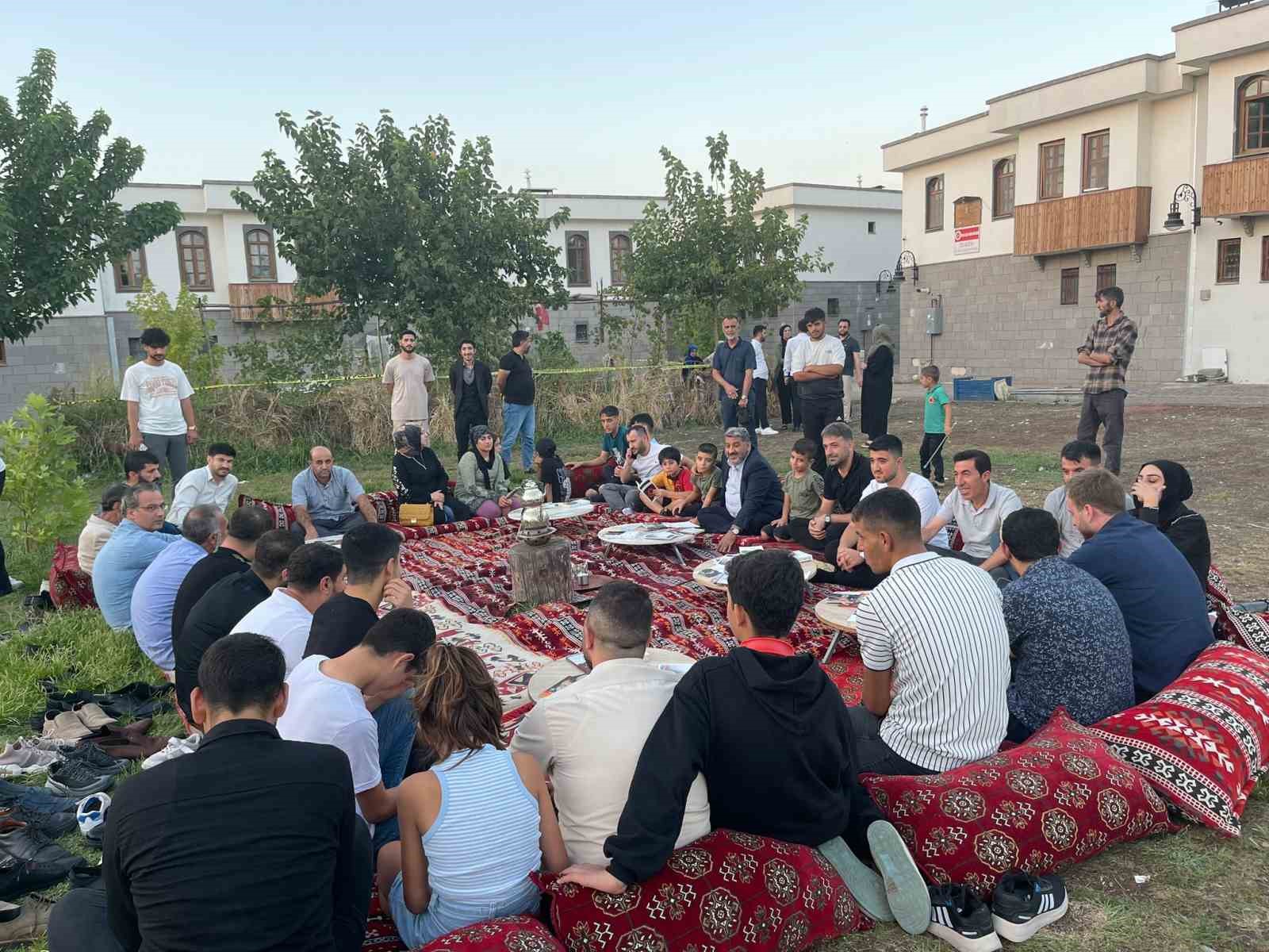 Diyarbakır’da Sezai Karakoç hatırasına gençler kitaplarıyla bir araya geldi
