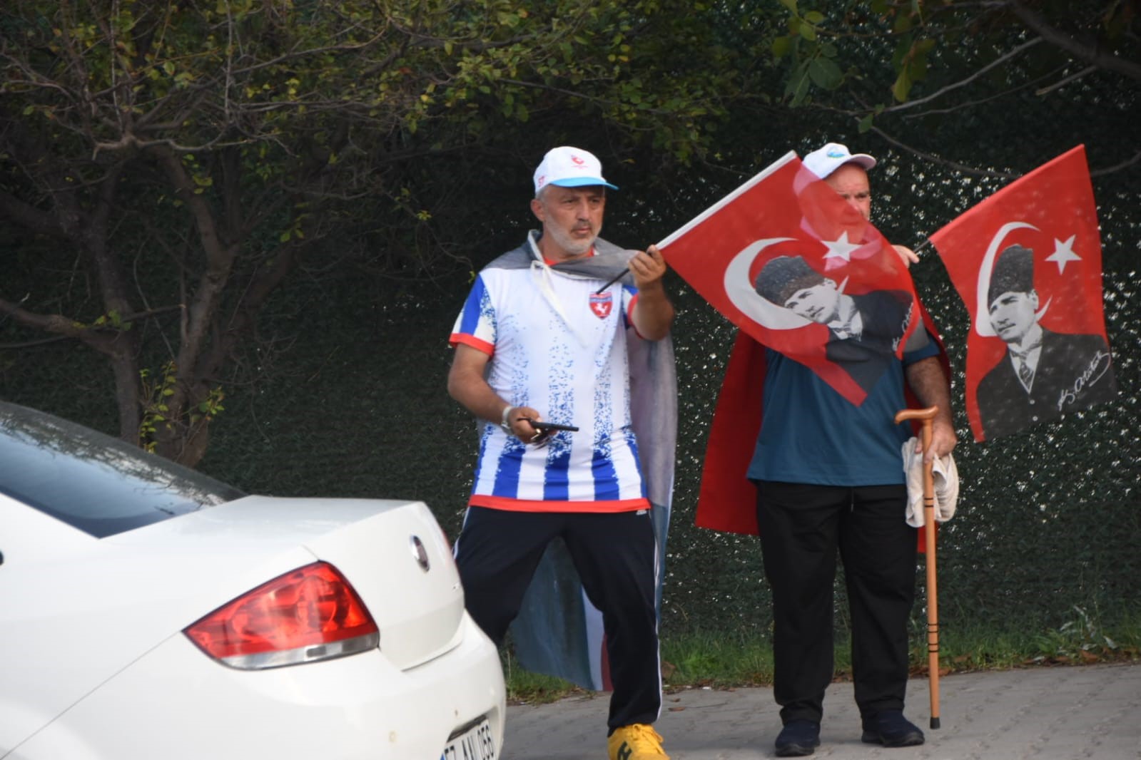 90 kilometre yürüyerek yol sorunlarına çözüm aradılar
