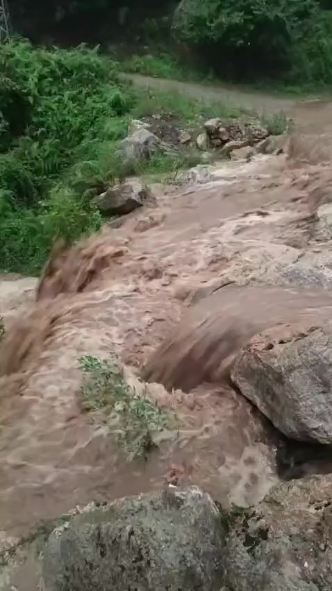 Hatay’da heyelan nedeniyle yayla yolu ulaşıma kapadı
