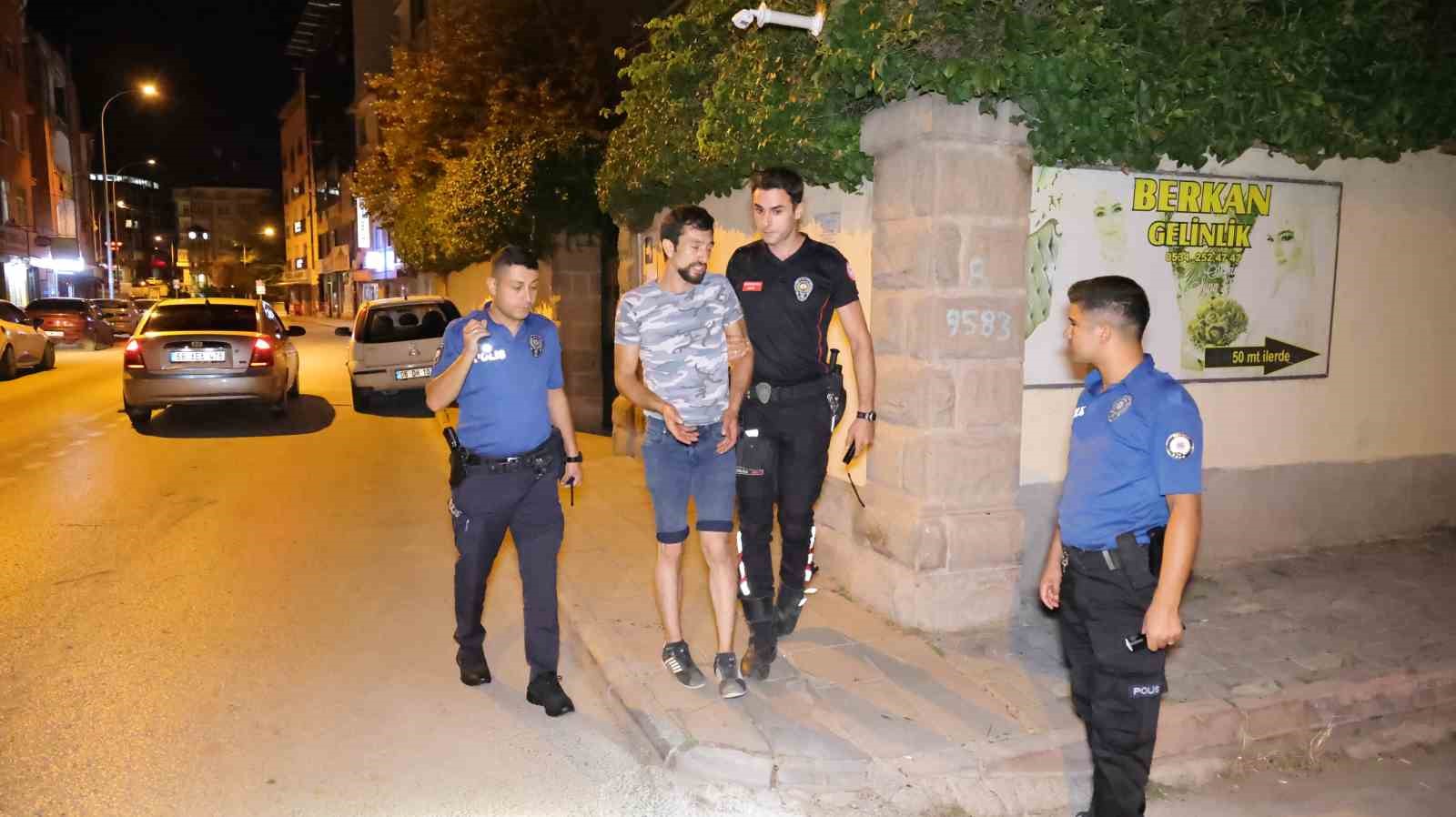 Uyuşturucuyu atıp kaçan şüpheliden polise, “Bir içimliği zehir ediyorsunuz” sitemi
