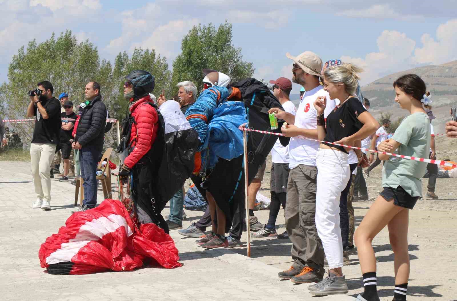 Erzincan’da paraşütçüler gökyüzünü renklendirdi
