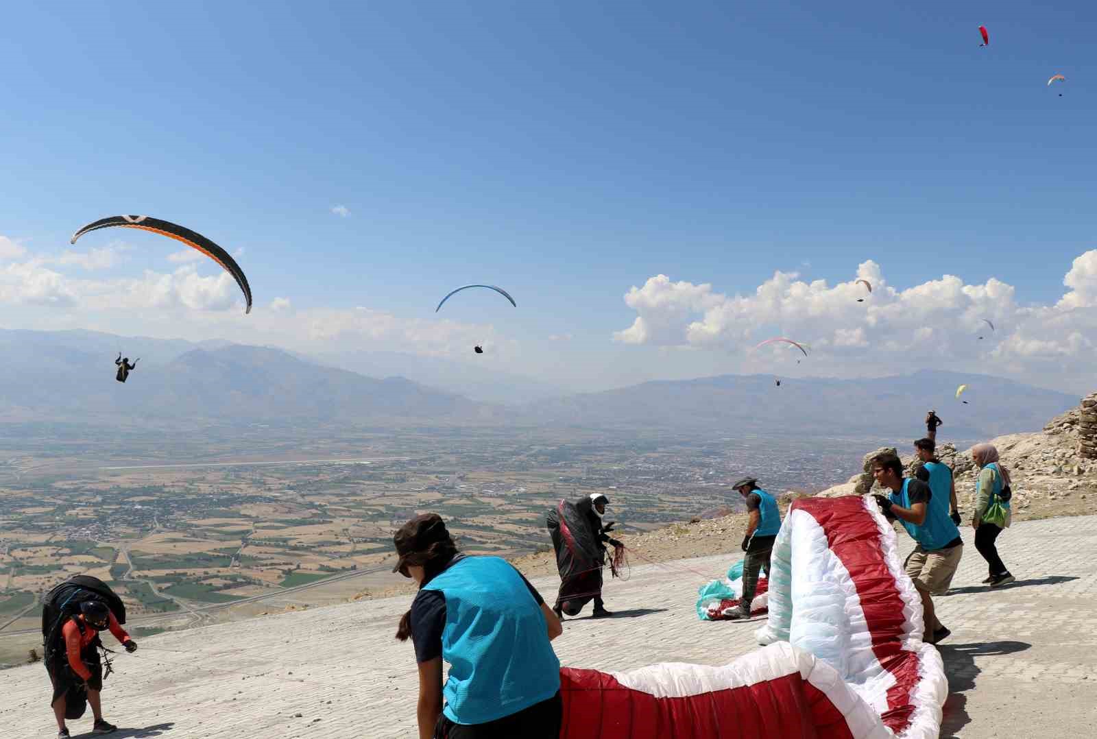 Erzincan’da paraşütçüler gökyüzünü renklendirdi
