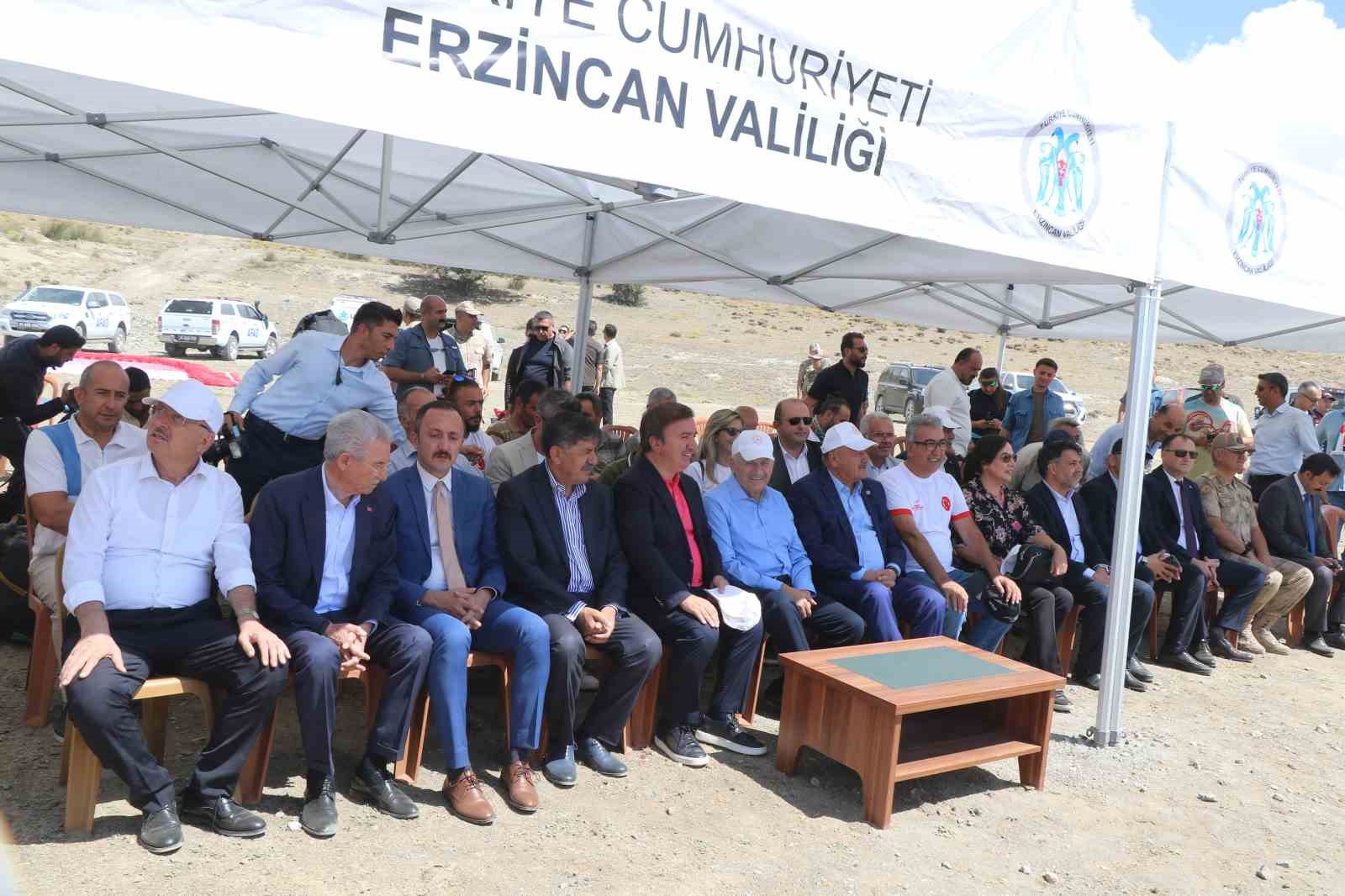 Erzincan’da paraşütçüler gökyüzünü renklendirdi
