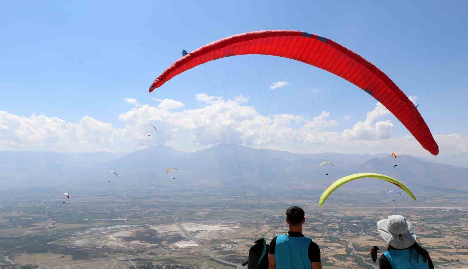 Erzincan’da paraşütçüler gökyüzünü renklendirdi
