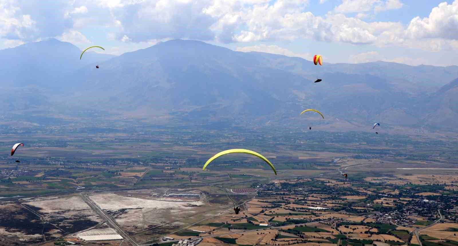 Erzincan’da paraşütçüler gökyüzünü renklendirdi
