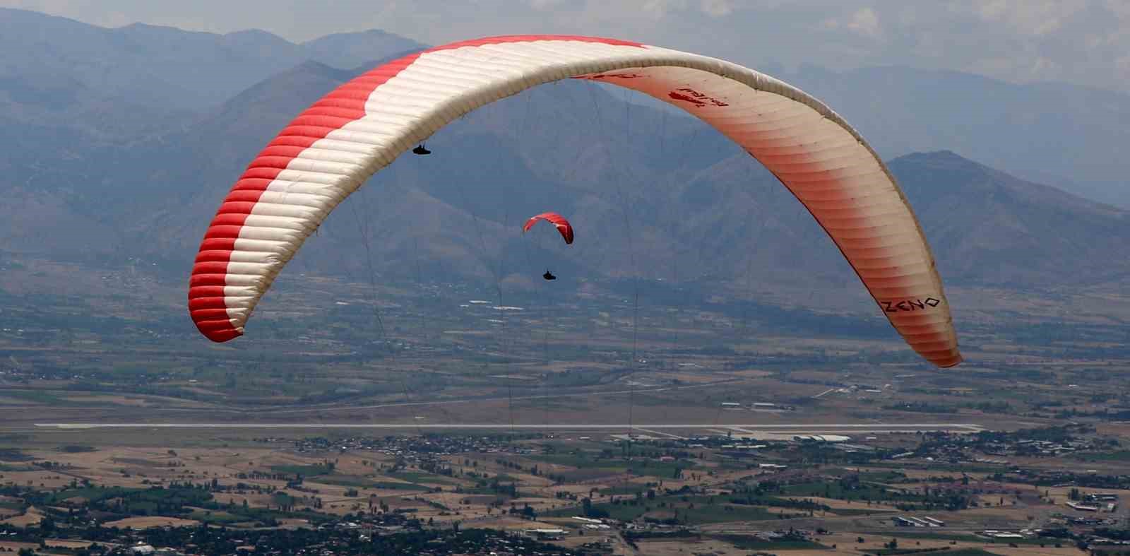 Erzincan’da paraşütçüler gökyüzünü renklendirdi
