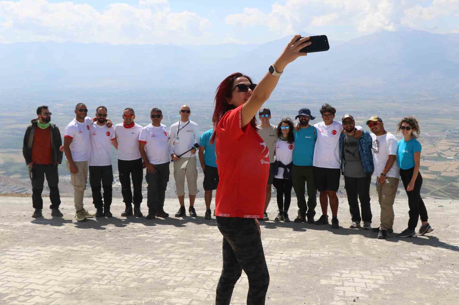 Erzincan’da paraşütçüler gökyüzünü renklendirdi
