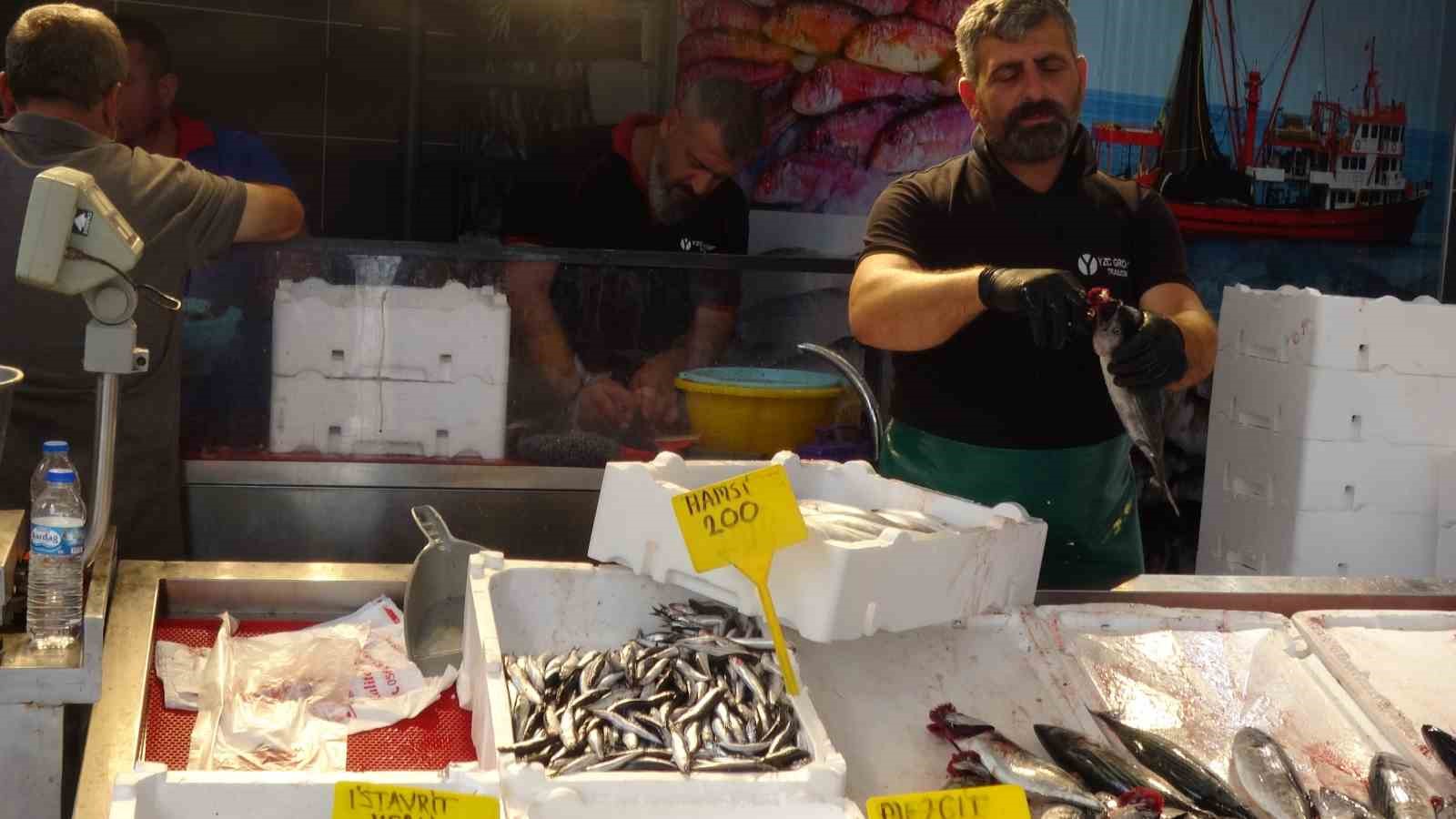 Hamsi palamutu kıskandı, tezgahlarda yerini aldı
