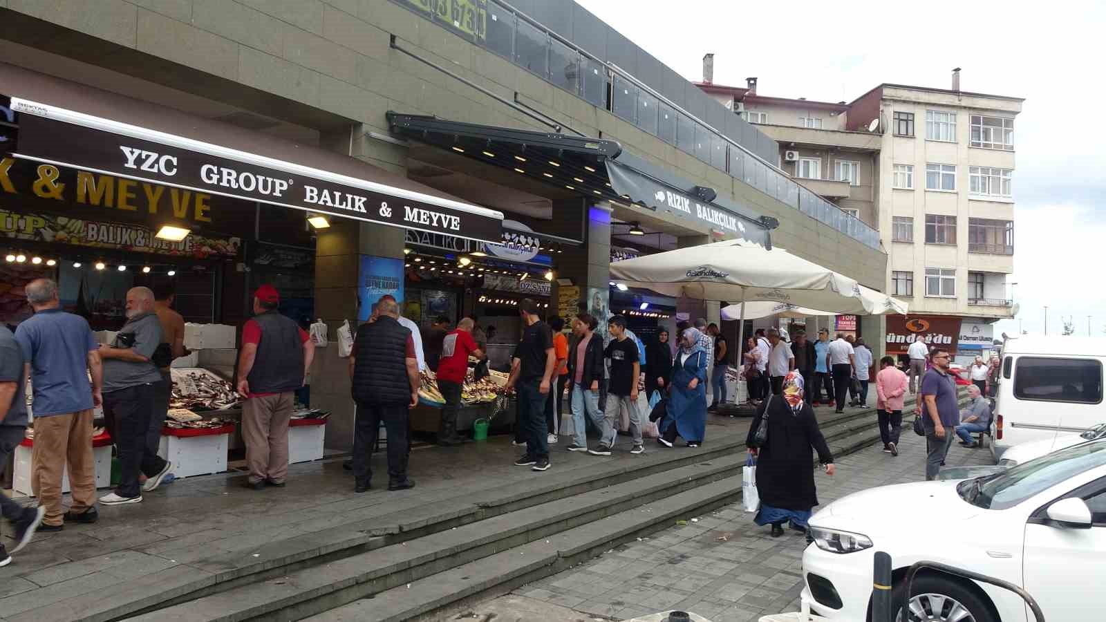 Hamsi palamutu kıskandı, tezgahlarda yerini aldı
