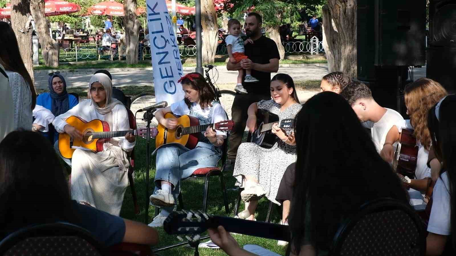 Tatvan Gençlik Merkezi’nin gitar kursu öğrencilerinden sahilde konser
