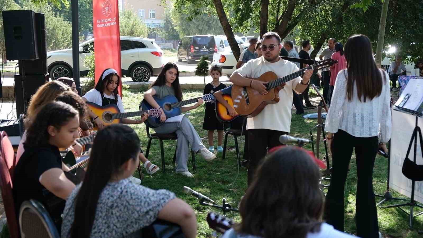 Tatvan Gençlik Merkezi’nin gitar kursu öğrencilerinden sahilde konser
