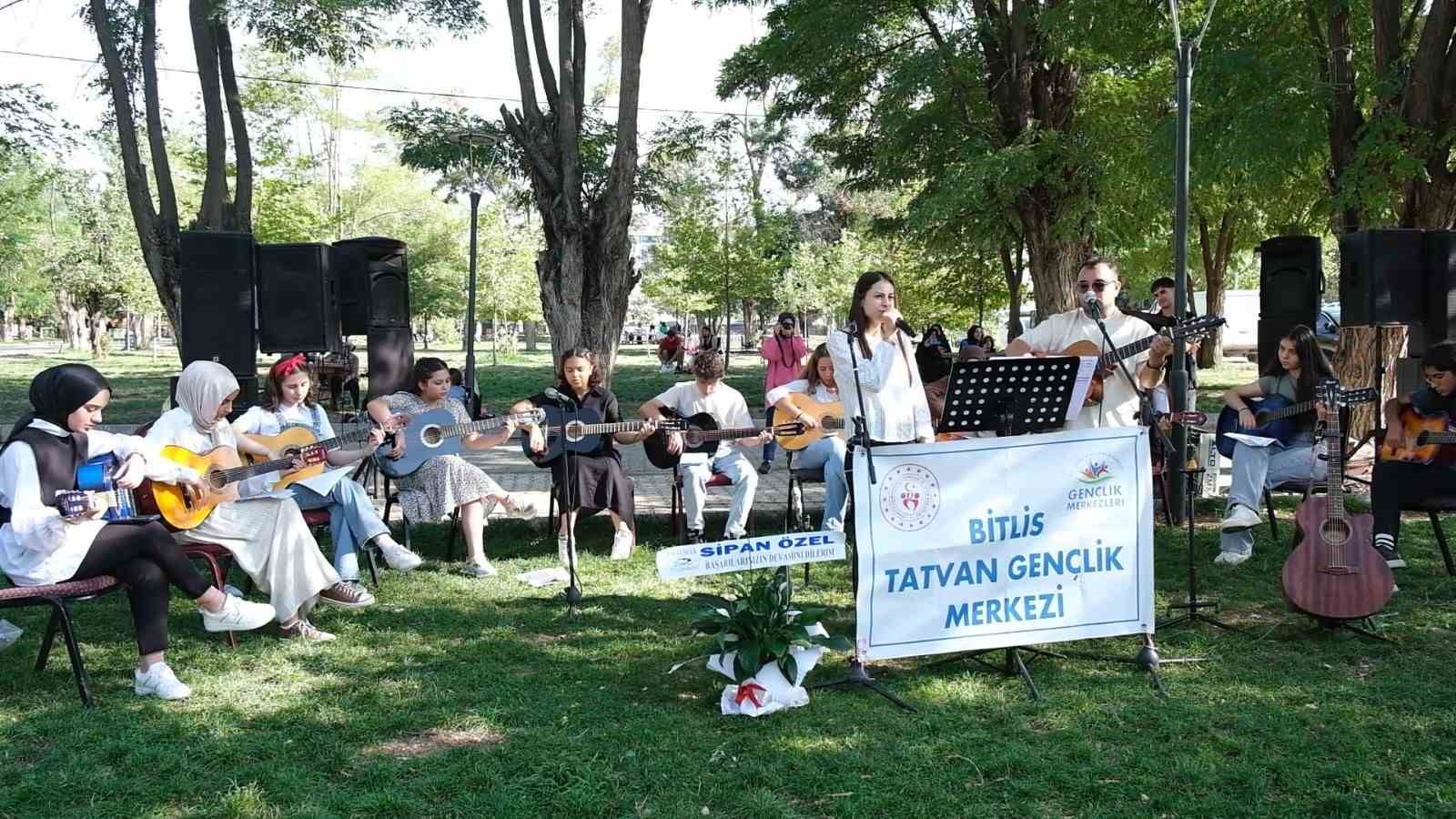 Tatvan Gençlik Merkezi’nin gitar kursu öğrencilerinden sahilde konser
