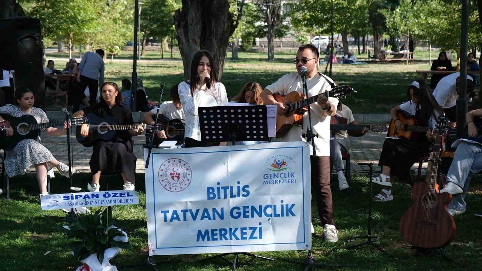 Tatvan Gençlik Merkezi’nin gitar kursu öğrencilerinden sahilde konser
