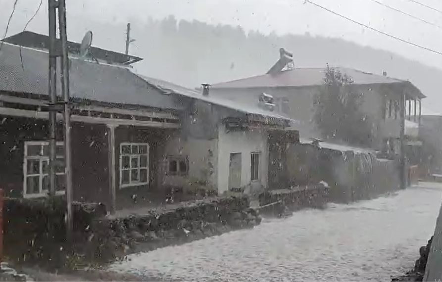 Ardahan’da dolu yağışı sonrası her yer beyaza büründü
