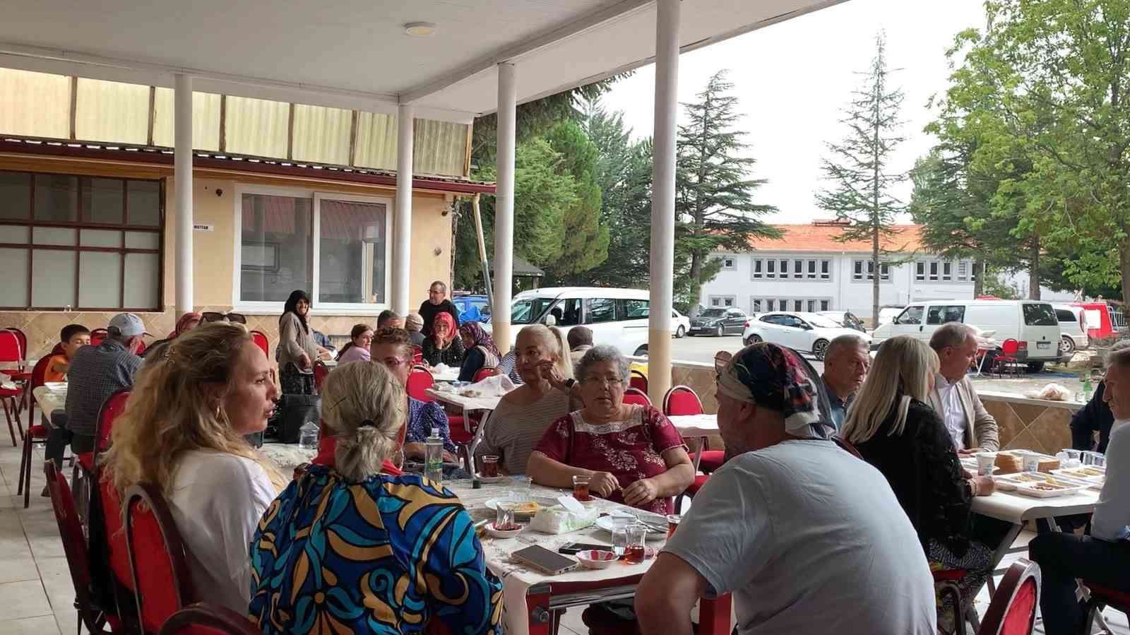 40 gün önce oğlunu kaybeden Safiye Soyman, Yeşilbaşköy’de oğlunun anısına mevlit okuttu
