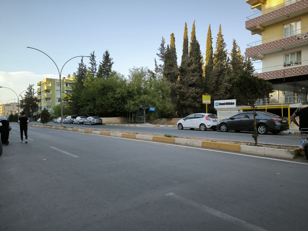 Motosikletin çarptığı kadın, ayağa kalktığı gibi olay yerinden uzaklaştı
