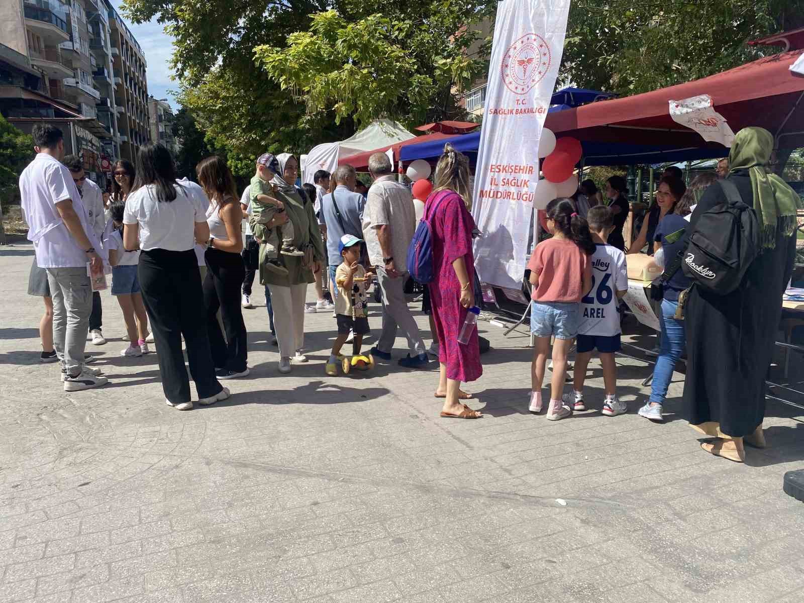 (ÖZEL) Vatandaşlar Halk Sağlığı Haftası etkinlikleri ile bilgileniyor
