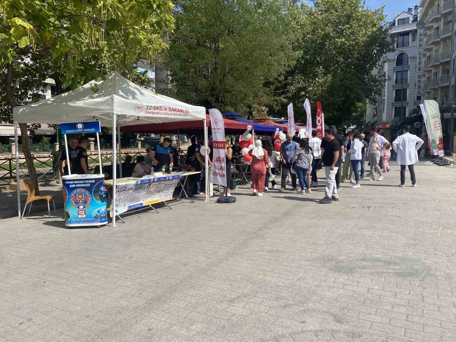 (ÖZEL) Vatandaşlar Halk Sağlığı Haftası etkinlikleri ile bilgileniyor
