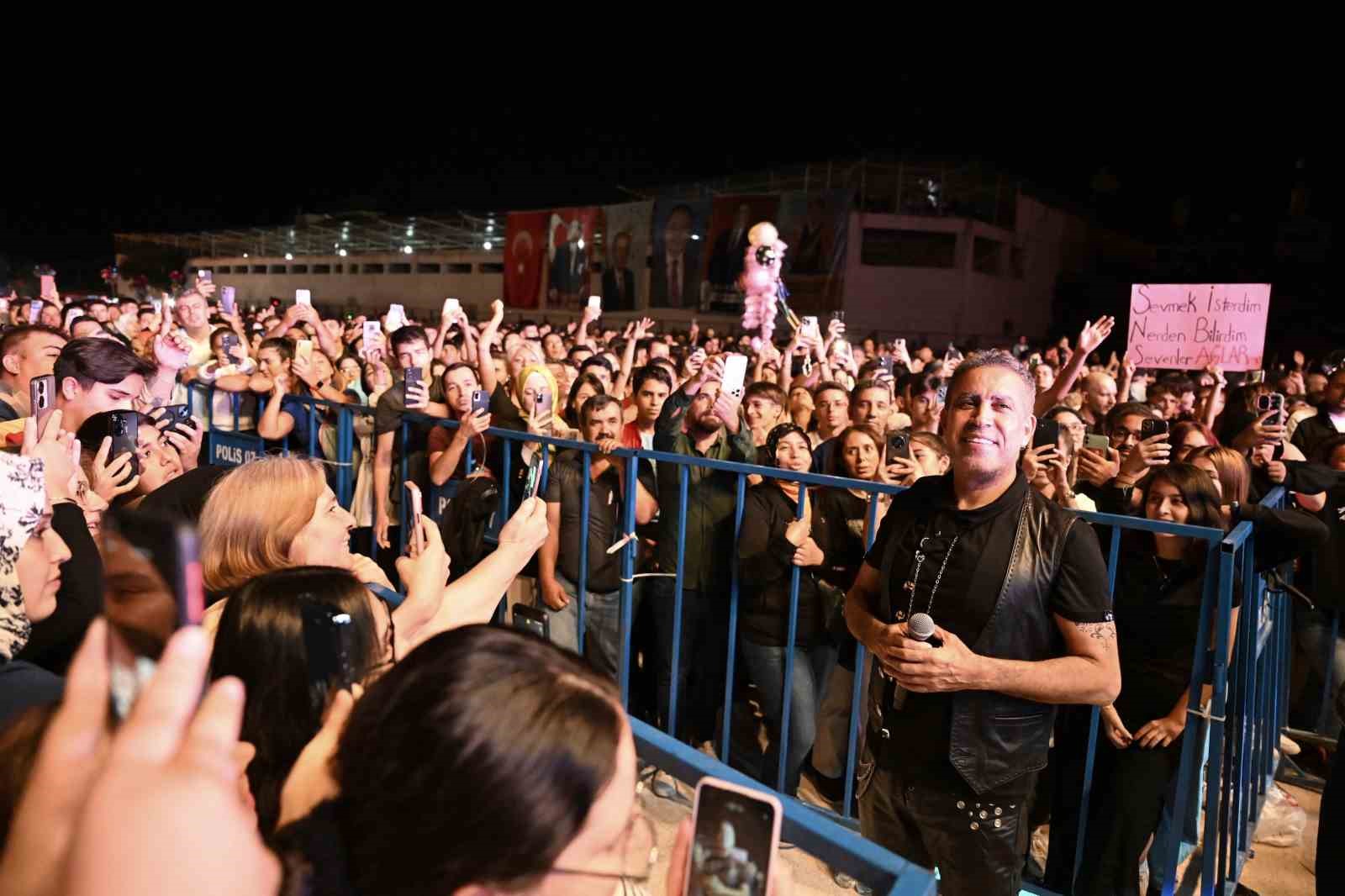 Başkan Muhittin Böcek Elmalı’da Haluk Levent konserine katıldı
