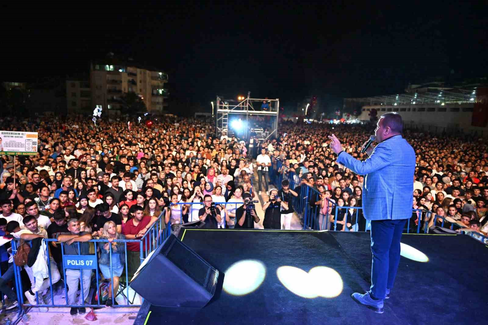 Başkan Muhittin Böcek Elmalı’da Haluk Levent konserine katıldı
