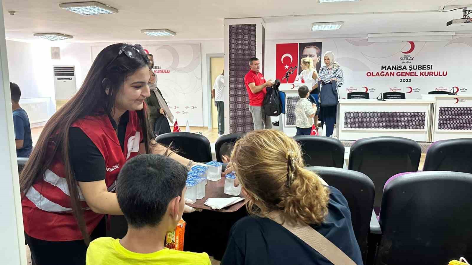 Türk Kızılay’dan yetim öğrencilere kırtasiye yardımı
