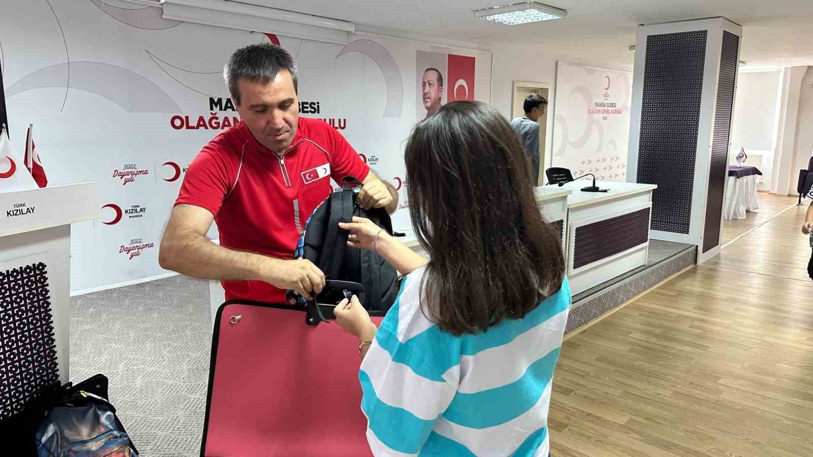 Türk Kızılay’dan yetim öğrencilere kırtasiye yardımı
