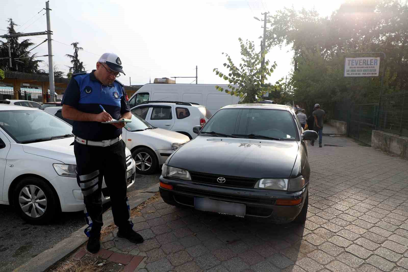 Zabıta kaldırımlara park eden araçları affetmedi
