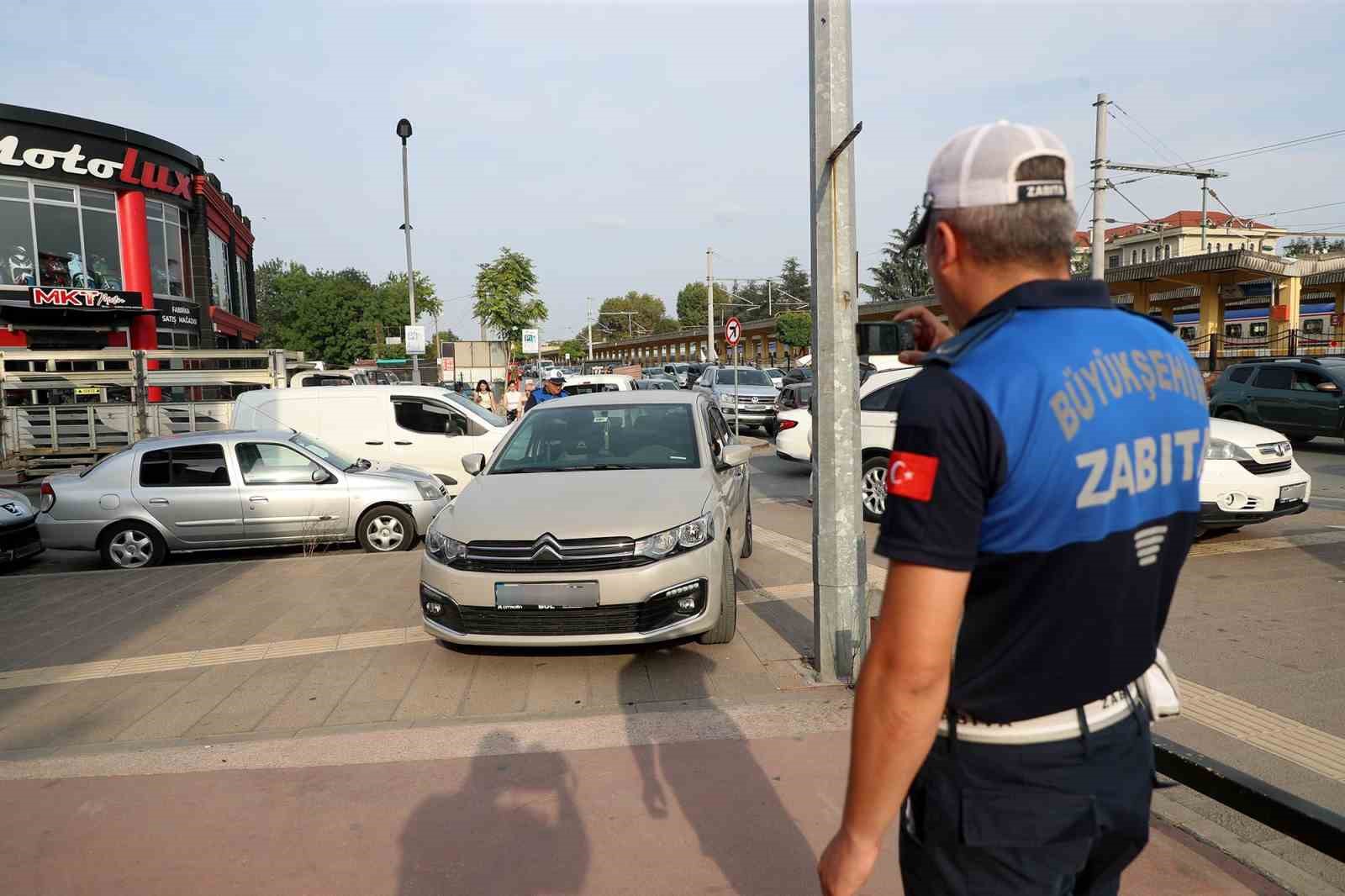 Zabıta kaldırımlara park eden araçları affetmedi
