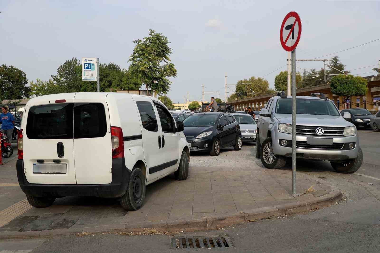 Zabıta kaldırımlara park eden araçları affetmedi
