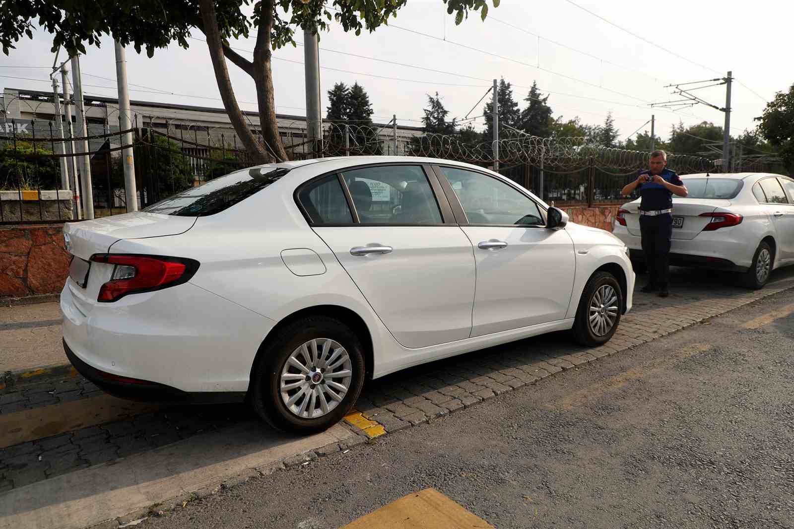 Zabıta kaldırımlara park eden araçları affetmedi
