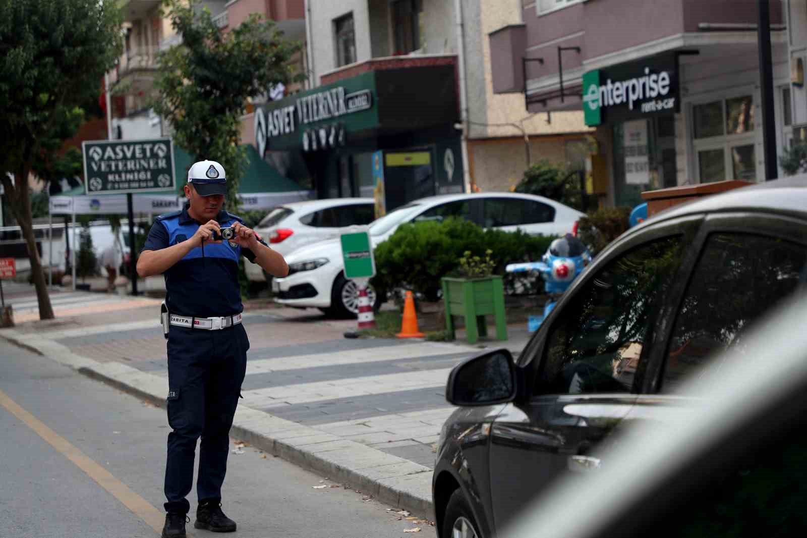 Zabıta kaldırımlara park eden araçları affetmedi
