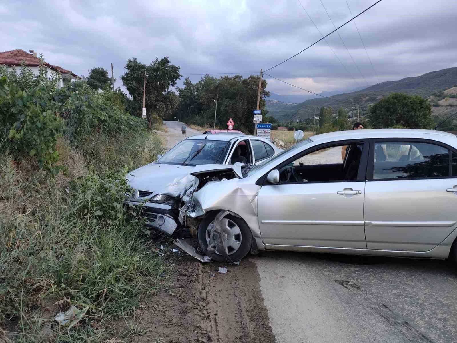 Amasya’da iki otomobil kafa kafaya çarpıştı: 2’si çocuk 5 yaralı
