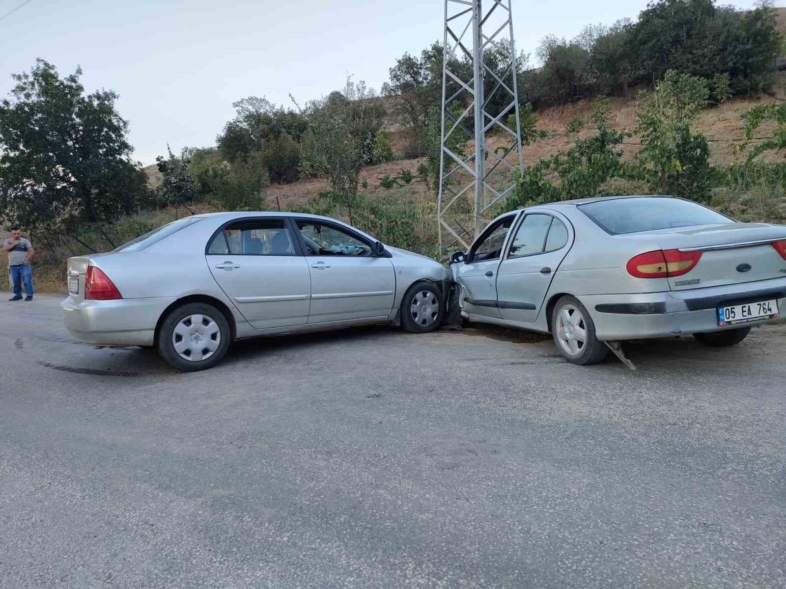 Amasya’da iki otomobil kafa kafaya çarpıştı: 2’si çocuk 5 yaralı
