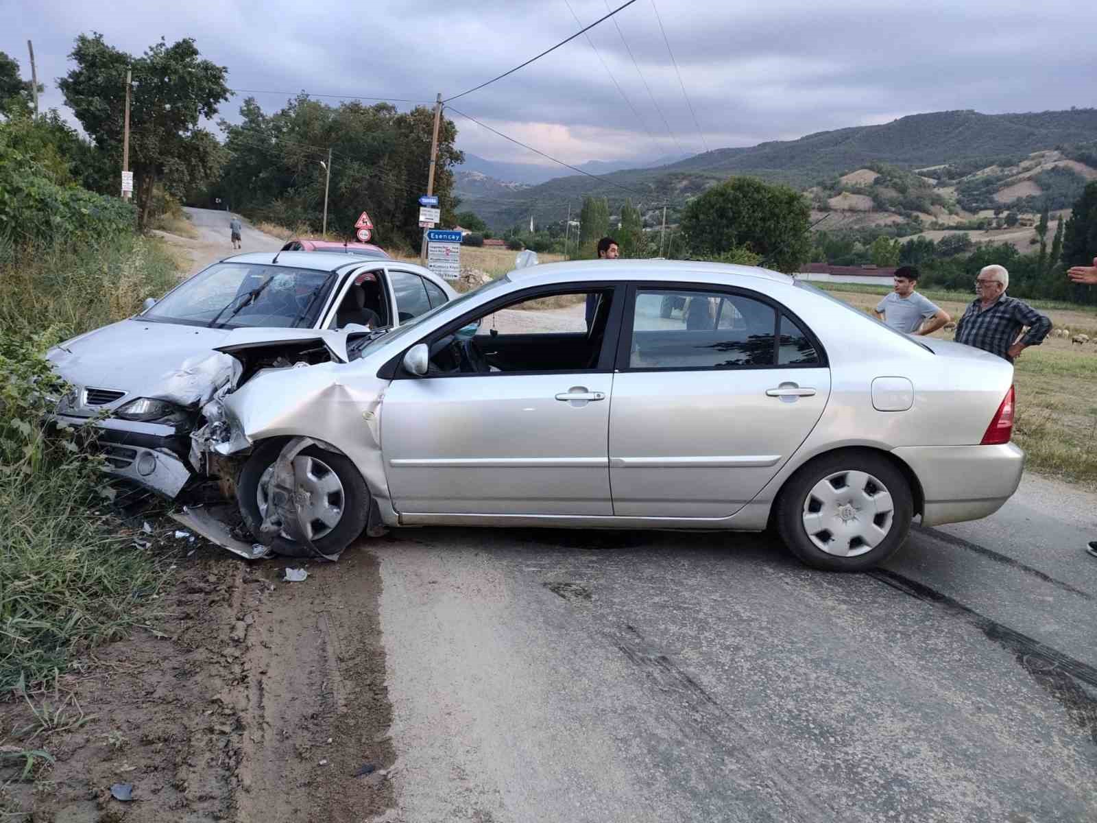 Amasya’da iki otomobil kafa kafaya çarpıştı: 2’si çocuk 5 yaralı
