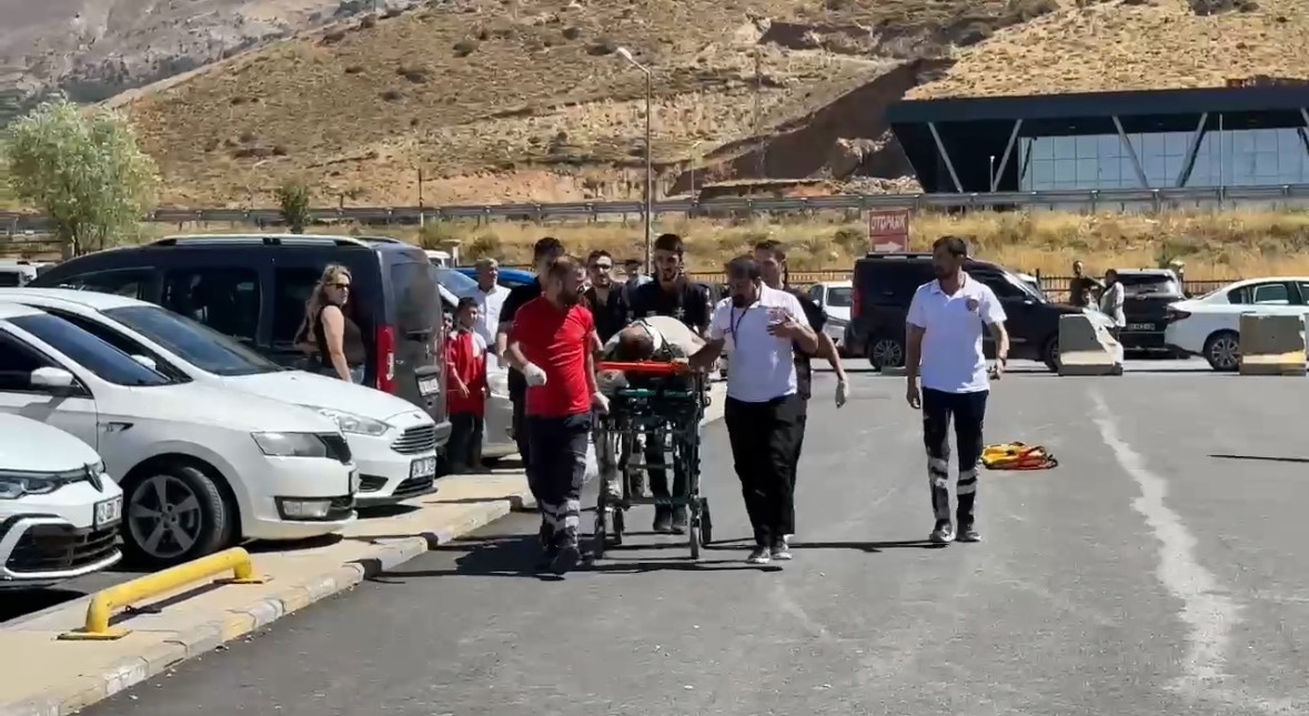 Hizan’da dağlık alanda metrelerce yuvarlanan vatandaş ambulans helikopterle kurtarıldı
