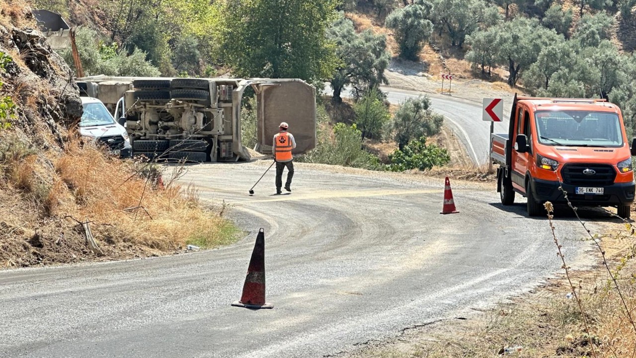 Kontrolden çıkan malzeme yüklü kamyon devrildi: 1 yaralı
