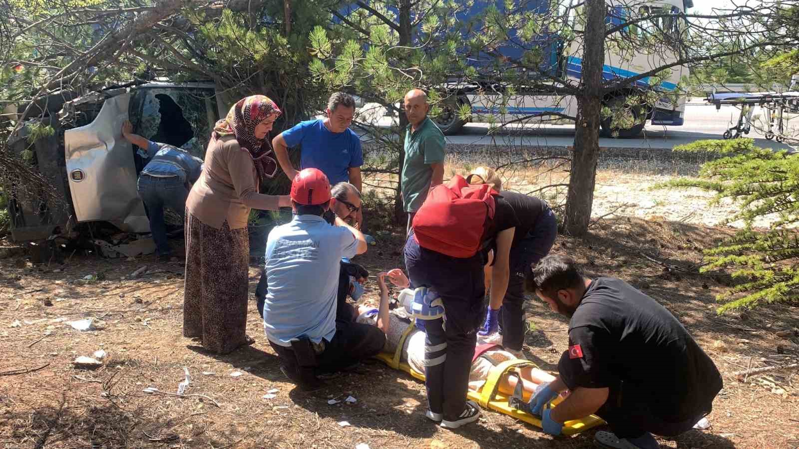 Kontrolden çıkan hafif ticari araç çam ağaçlarına çarparak devrildi: 5 yaralı
