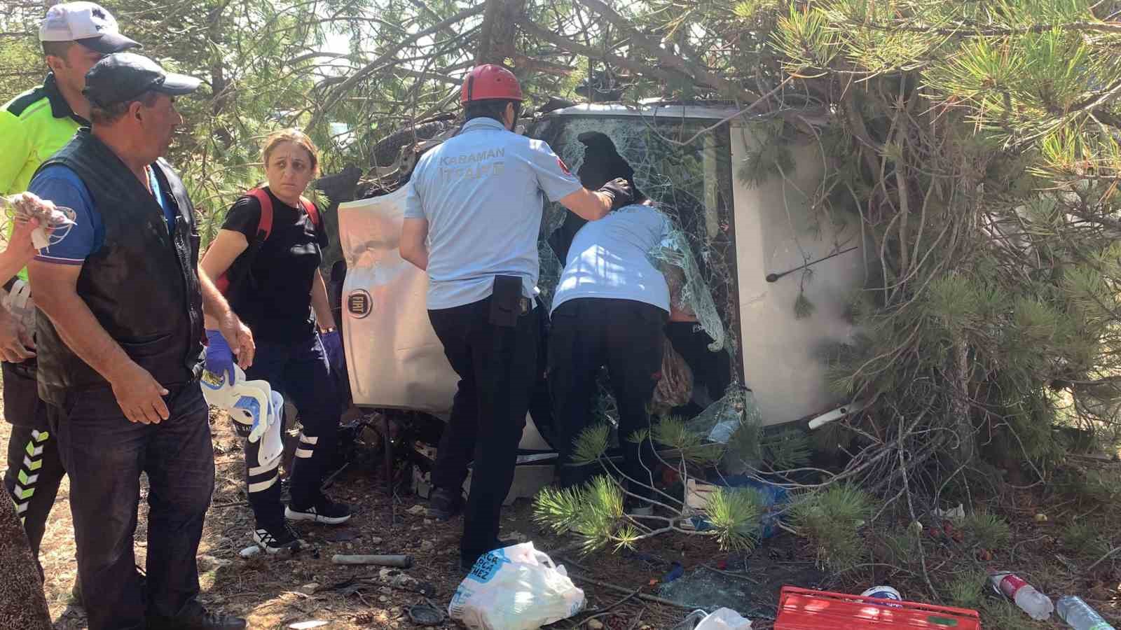 Kontrolden çıkan hafif ticari araç çam ağaçlarına çarparak devrildi: 5 yaralı
